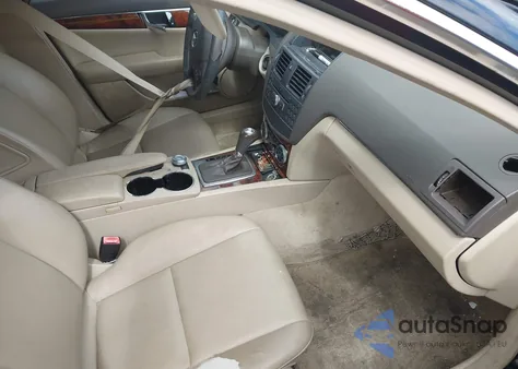 2011 Mercedes-Benz C 300 Luxury/Sport z USA, uszkodzony, nr VIN WDDGF5EB2BR168537